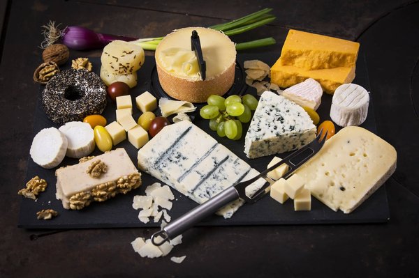 Quelles sont les techniques pour fabriquer une tête de lit avec rangement et éclairage intégré?